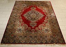 Tapis Kirman à fond rouge.